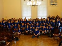 Gruppenfoto aller Schüler, Lehrer und Mitarbeiter bei der 2014er Abschlussmesse in Jelenia Góra