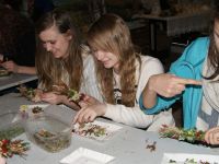 Schüler aus Rothenburg und Przewóz basteln im Freilichtmuseum Ochla polnischen Osterschmuck